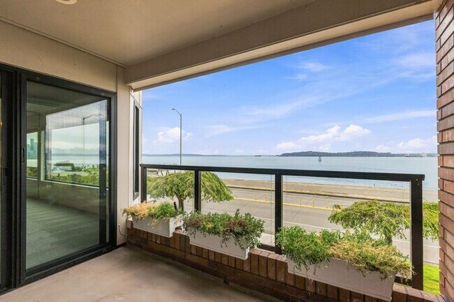 Building Photo - Enormous Waterfront Alki Condo w/ Stunning Views