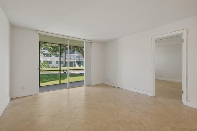 Building Photo - 681 S Hollybrook Dr