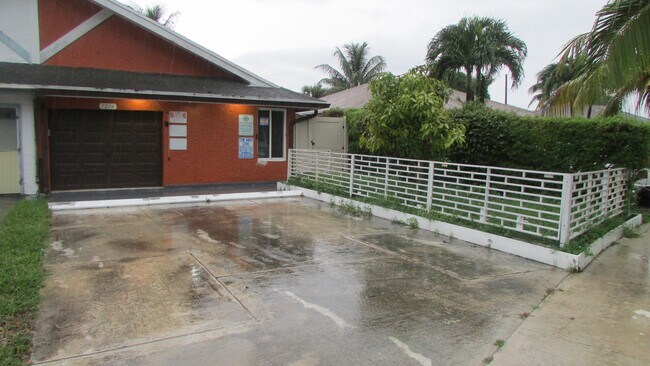 Building Photo - 1216 SW 75th Ave