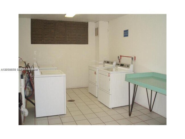 Building Photo - 10835 SW 112th Ave