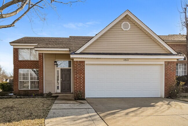 Building Photo - 6844 Charlotte Dr