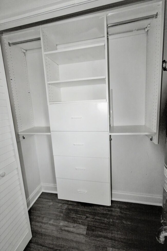 Building Photo - 2 Bedroom Condo In South Park!