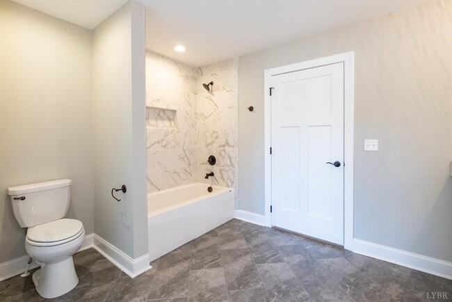 Upstairs bathroom - 1629 Helmsdale Dr