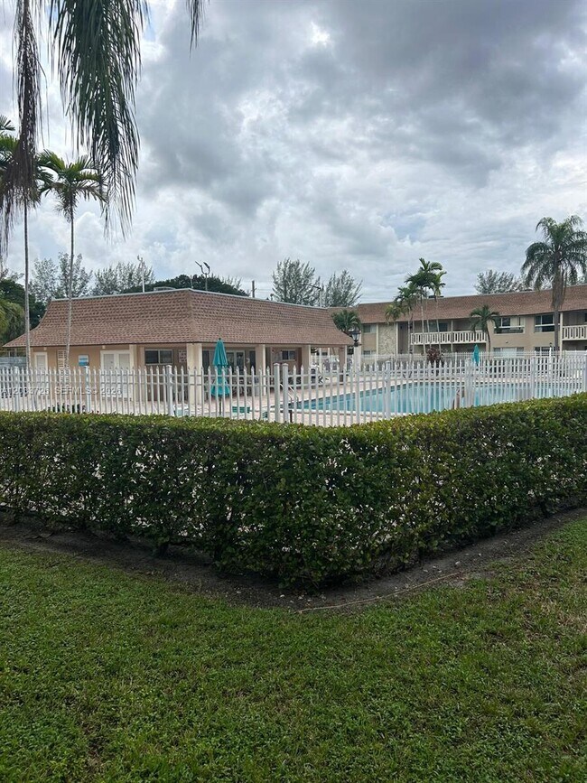 Building Photo - 7450 Miami Lakes Dr