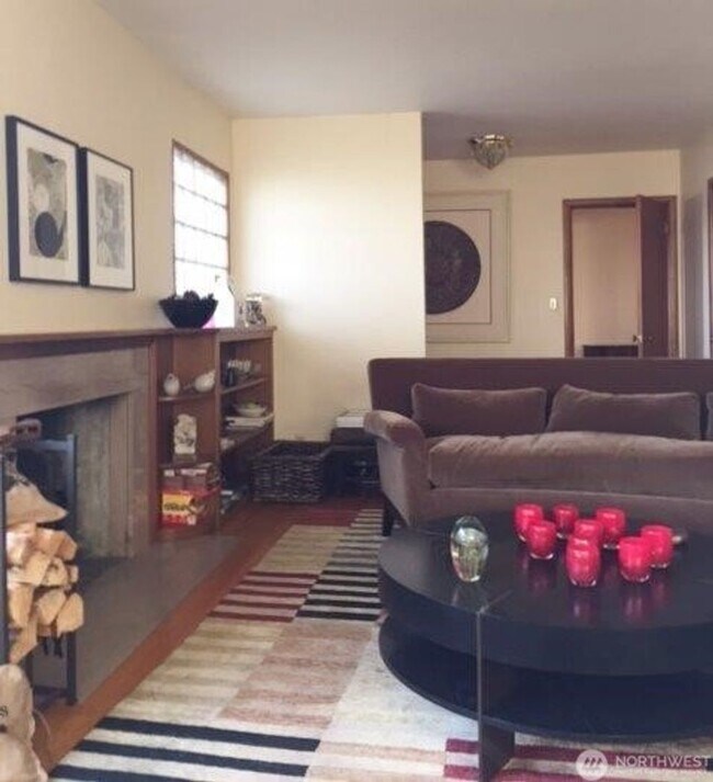 Building Photo - 5Bd/2.75Ba Seattle Home