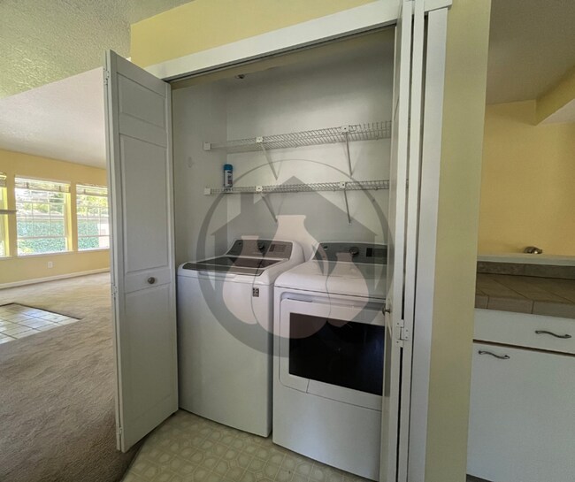 Building Photo - Charbonneau Area-  Spacious upstairs unit