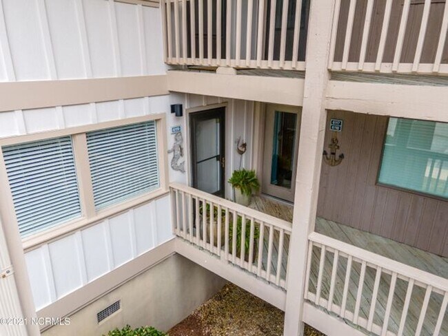 Building Photo - **Light-Filled Condo with Designer Finishes ? |