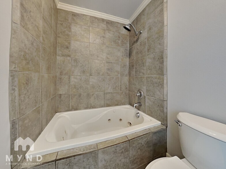 Building Photo - 7519 Schiller St