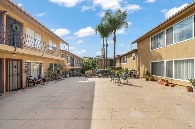 Building Photo - 2 Bed 1 Bath Updated Gated Condo Near Beac...