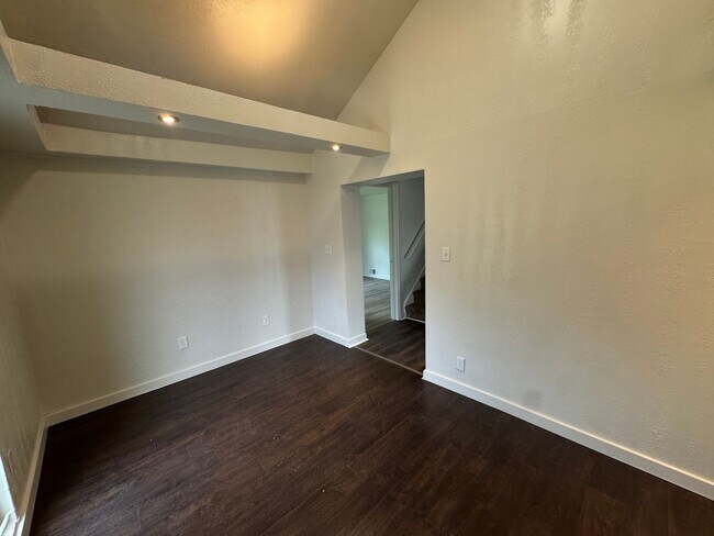 Building Photo - Available NOW! 4 Bed1Full Bath House