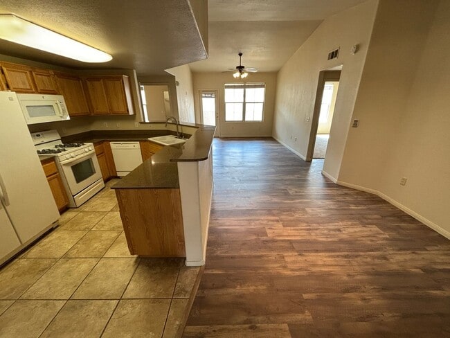 Building Photo - Fantastic 2Bed/2Bath Condo in Southwest Area