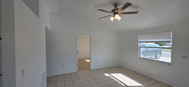 Building Photo - 3 bedroom 2 bath duplex