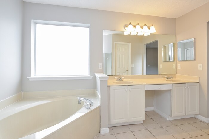 Building Photo - 305 Tara Glenn Ln