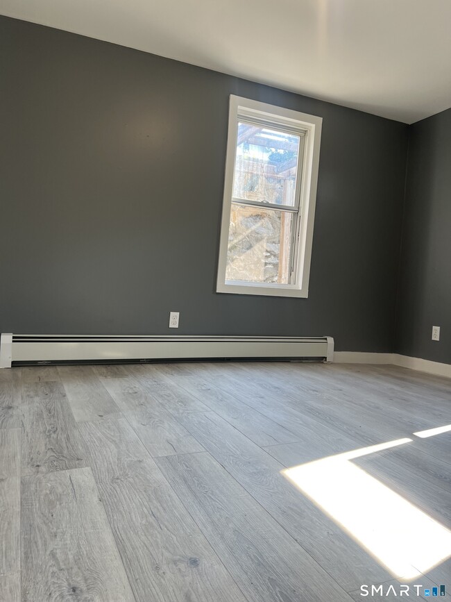 Building Photo - 90 Aetna St