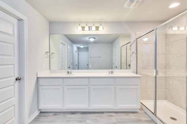 Building Photo - 701 Hays Hill Dr