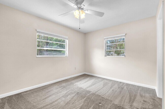 Building Photo - Updated Kitchen and Oversized Yard!