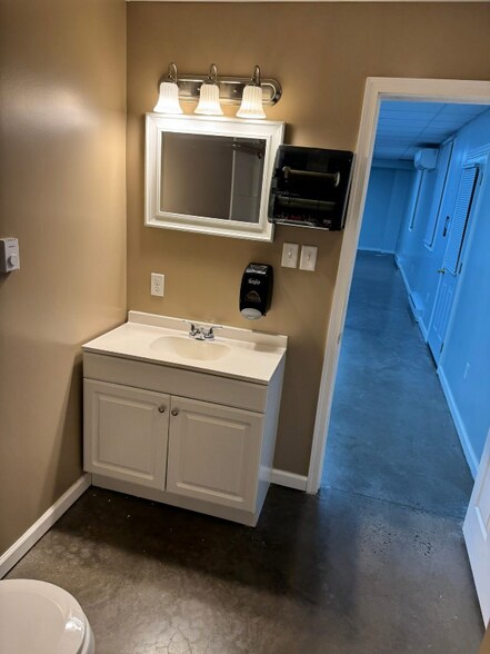 Building Photo - 305 N Jefferson St