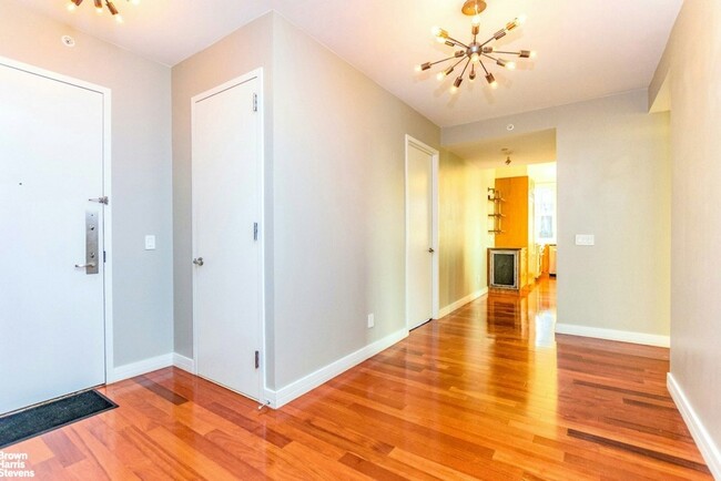 Building Photo - 640 W 237th St