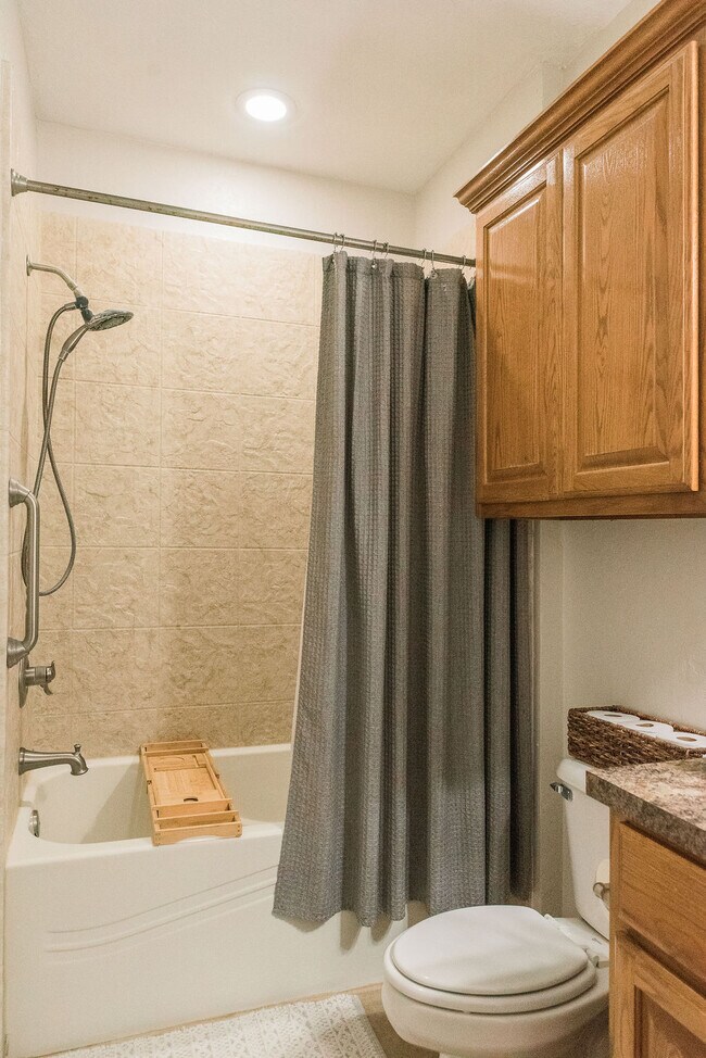 Building Photo - 608 Shady Oak