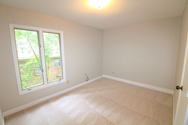 Building Photo - 2528 Vail Ave