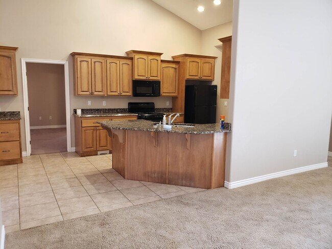 Building Photo - Beautiful 4 bed 2 bath home with 3 car gar...