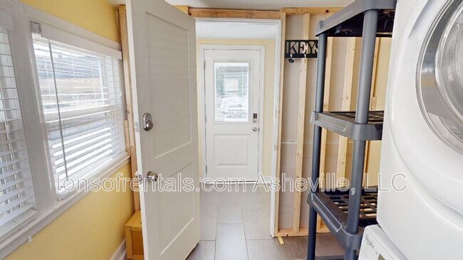 Building Photo - 653 Long Shoals Rd