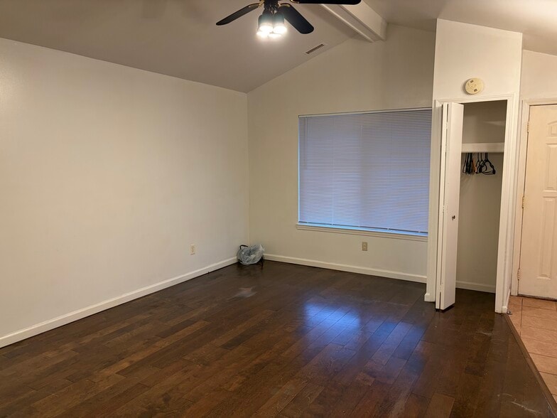 Building Photo - 15541 Frazho Rd