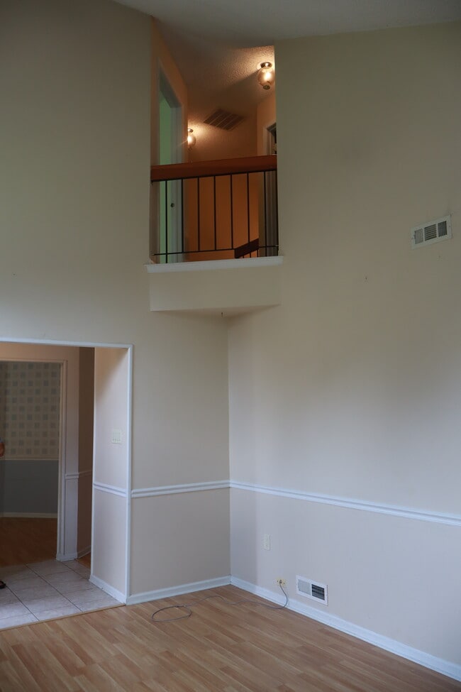 Building Photo - 14 Redwood Ln