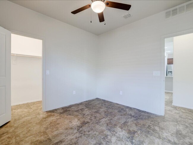 Building Photo - La Estancia 4 Bed 2.5 Bath Home