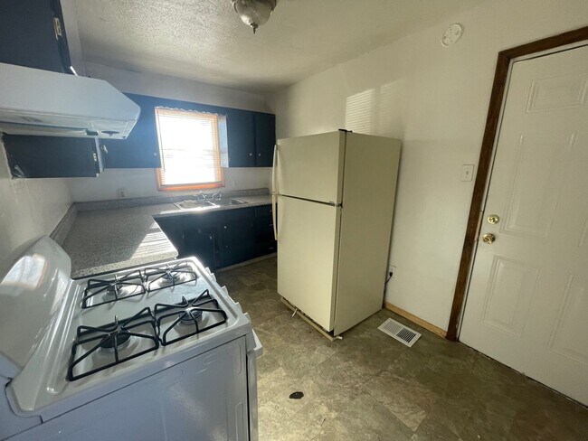 Building Photo - 2 Bedroom House