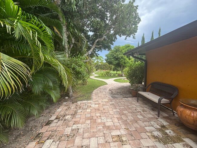 Building Photo - 1257 SE Airoso Blvd