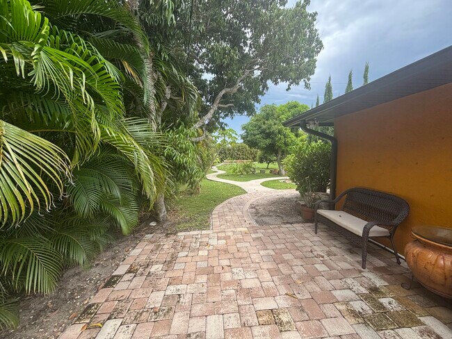 Primary Photo - 1257 SE Airoso Blvd