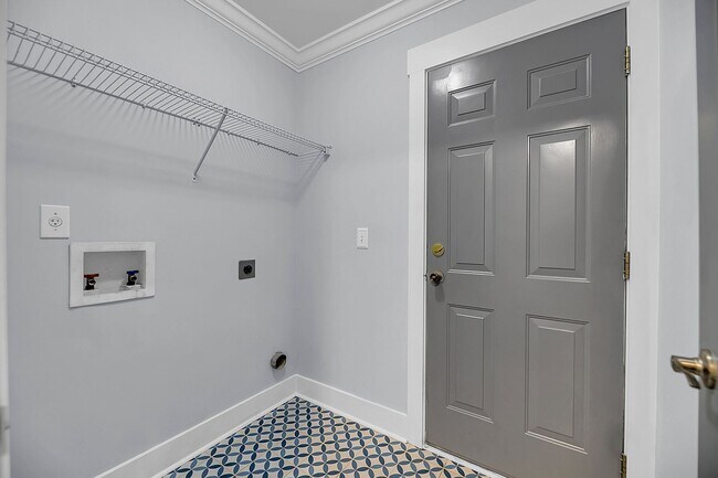 Building Photo - Centrally Located and Beautifully Renovate...