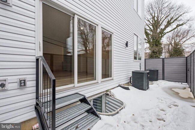 Building Photo - 5034 Florence Ave