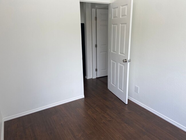 Building Photo - Single-Family Home 3BD/2BA Is Immediately ...