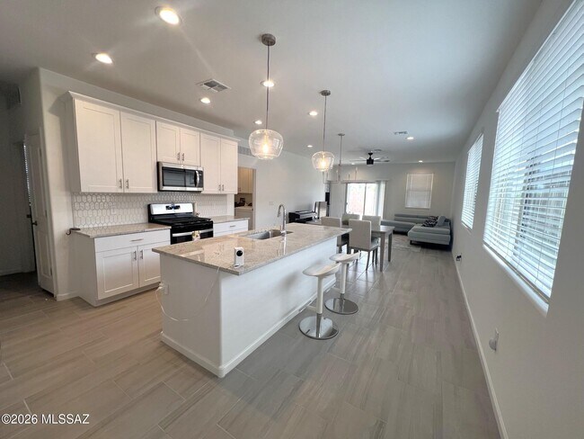 Building Photo - 353 N Spring Flower Dr