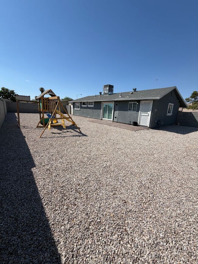 Building Photo - 2820 S Sandhill Rd