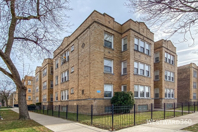 Building Photo - 3555 W Sunnyside Ave