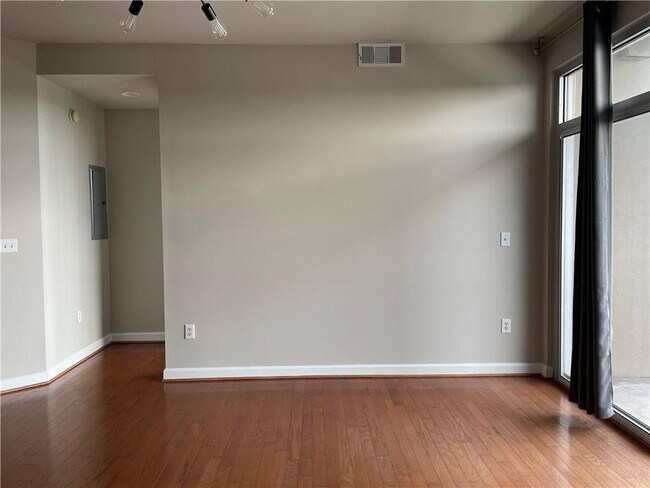 Building Photo - 711 Cosmopolitan Dr NE