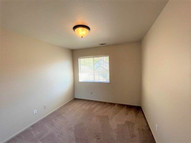 Building Photo - Clayton Beautiful 3 bedroom 2.5 bathroom w...