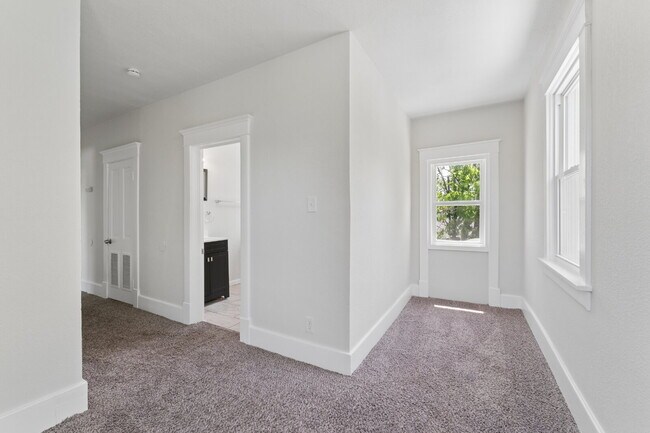 Building Photo - Welcome home to this stunning, light-filled rental that truly has it all! Featuring huge living s...