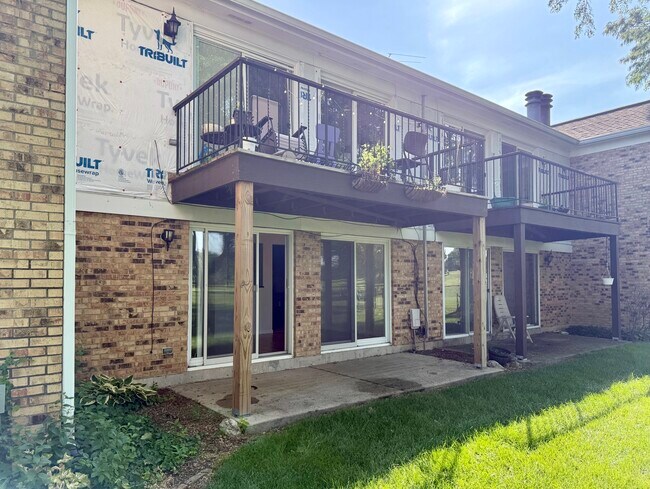 Building Photo - 325 Memory Ln