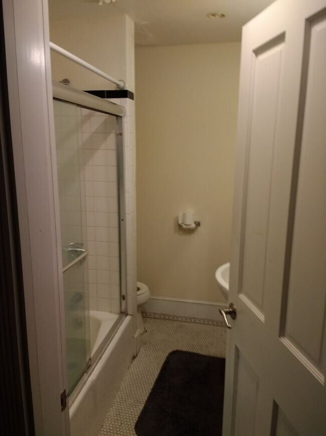 Building Photo - Modern Brookline 3bed / 1bath apartment on Saint Paul St near Boston University