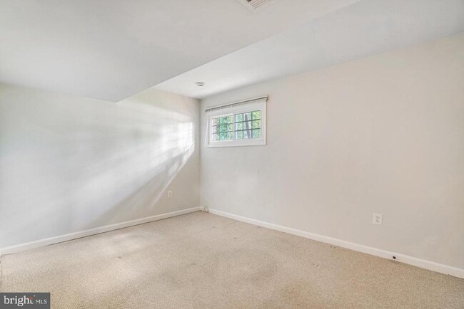 Building Photo - 9821 Hampton Ln