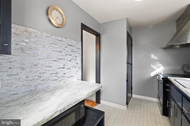 Building Photo - 2444 S Culpeper St