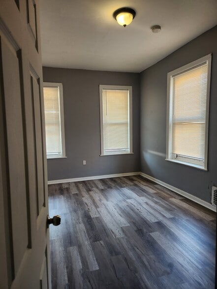 Building Photo - 916 N 6th St