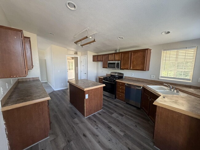 Building Photo - Country Living in this 4x2 Home