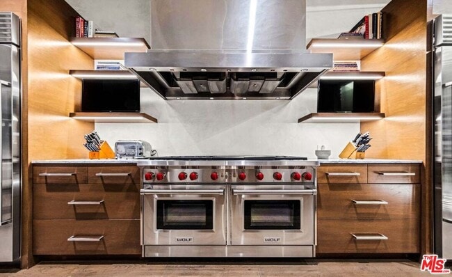 Building Photo - 727 N Beverly Glen Blvd