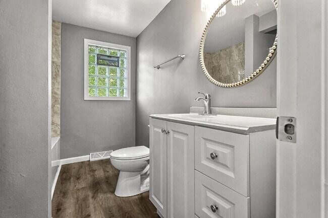 Building Photo - Big, Bold, and Beautiful Upper Unit!