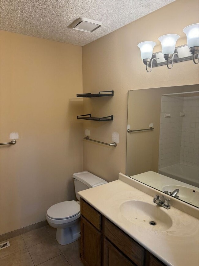 Building Photo - Fantastic Coon Rapids Townhouse!